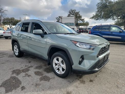 Used 2020 Toyota RAV4 XLE w/ Convenience Package image 3