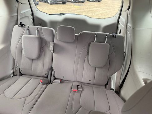 Used 2021 Chrysler Pacifica Touring image 10