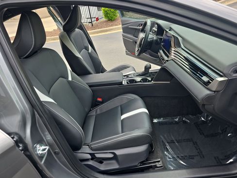 Used 2025 Toyota Camry SE w/ Convenience Package FWD image 10