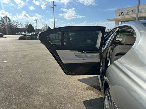 Used 2019 BMW 750i w/ Executive Package image 23