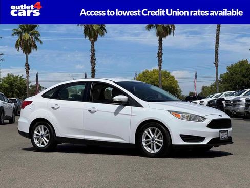 Used 2015 Ford Focus SE FWD image 1