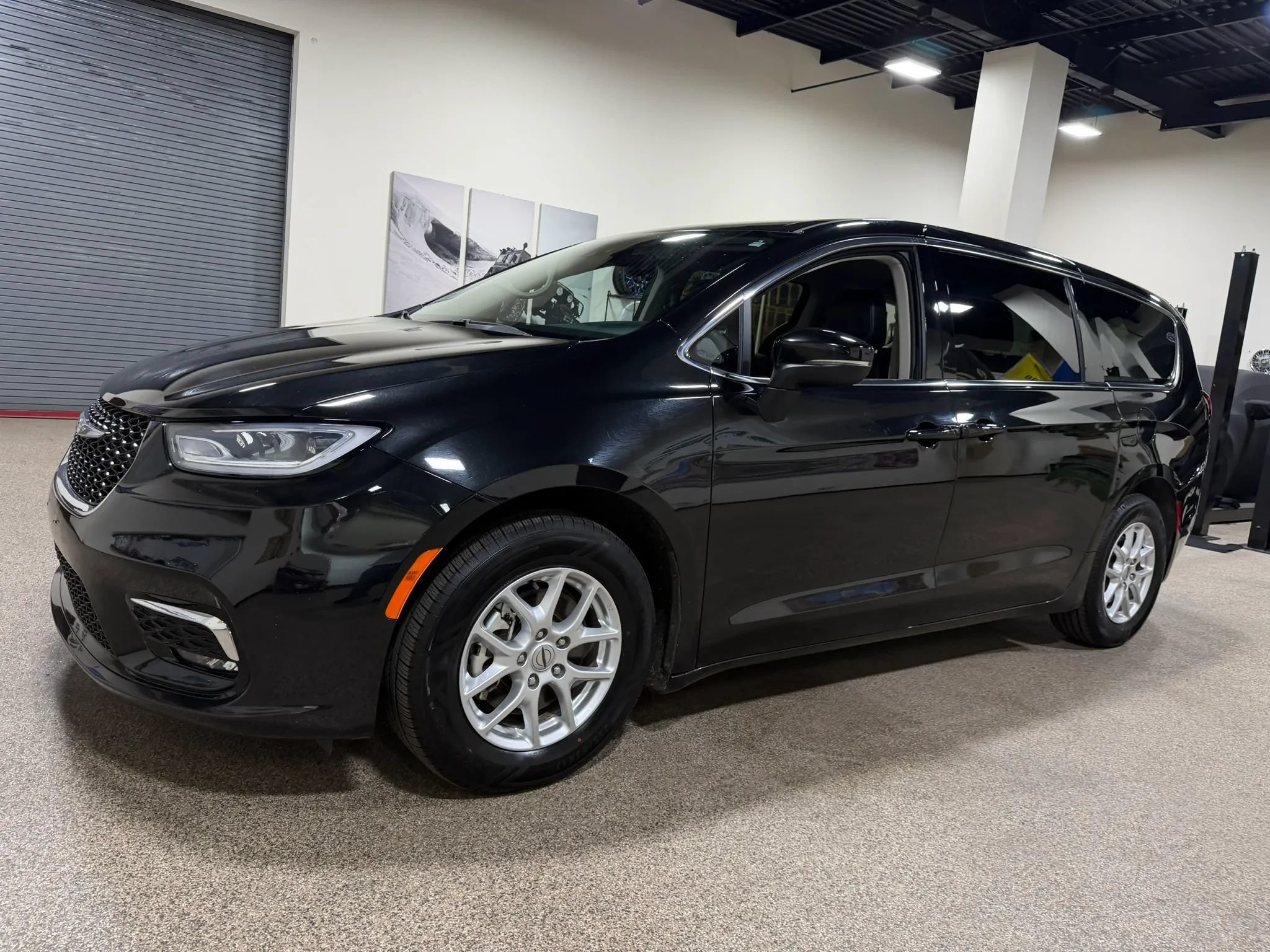 Used 2023 Chrysler Pacifica Touring-L FWD image 10