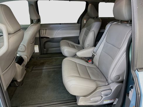 Used 2017 Toyota Sienna XLE w/ XLE Navigation Package FWD image 30