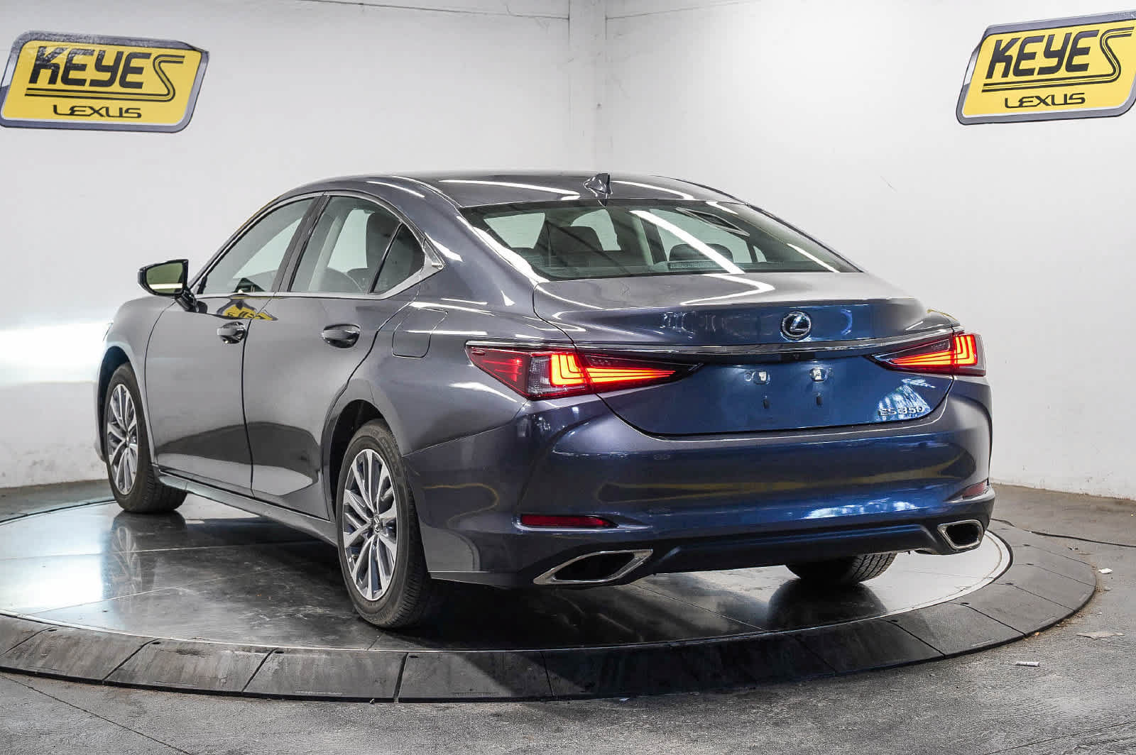 Used 2025 Lexus ES 350 w/ Accessory Package (Z2) FWD image 2