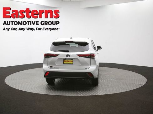 Used 2023 Toyota Highlander LE image 37