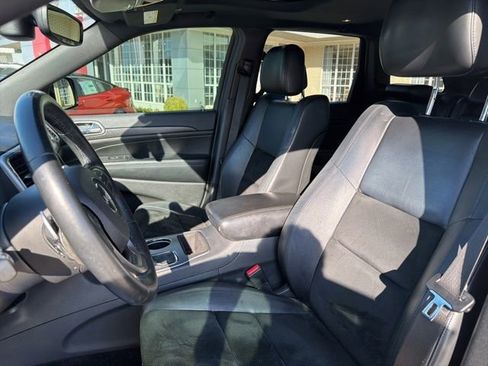 Used 2017 Jeep Grand Cherokee Altitude RWD image 9