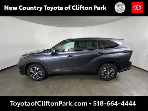 Used 2020 Toyota Highlander XLE AWD/4WD image 6