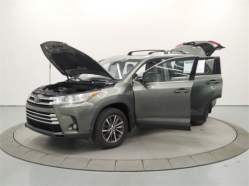 Used 2019 Toyota Highlander XLE image 12