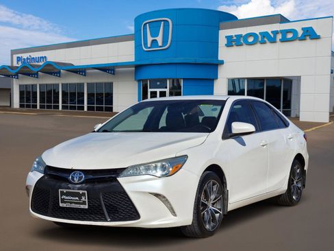 Used 2017 Toyota Camry LE image 2