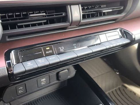 Used 2024 Toyota Prius Prime SE image 21