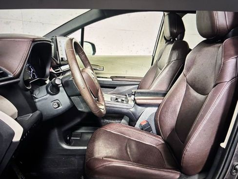 Used 2024 Toyota Sienna Platinum FWD image 3