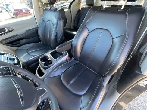 Used 2023 Chrysler Pacifica Touring-L image 39