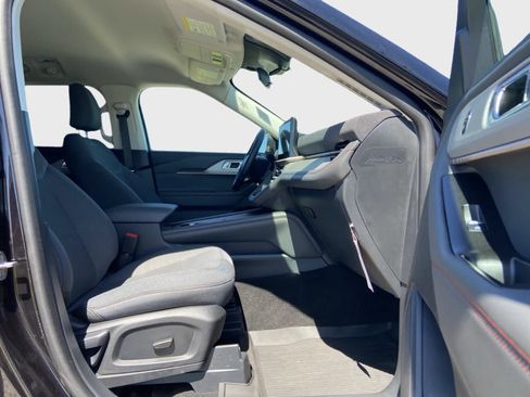 Used 2025 Ford Explorer Active AWD/4WD image 19