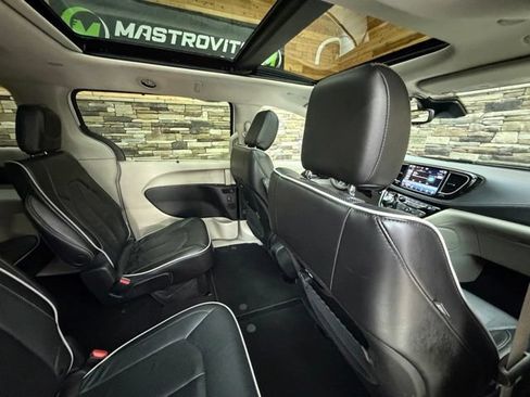 Used 2022 Chrysler Pacifica Limited FWD image 32