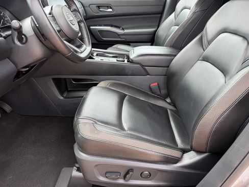 Used 2025 Nissan Pathfinder SL w/ SL Premium Package AWD/4WD image 9