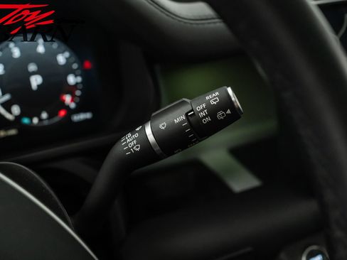 Used 2024 Land Rover Defender 110 SE image 32