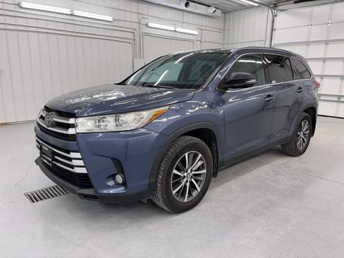 Used 2019 Toyota Highlander XLE AWD/4WD image 12