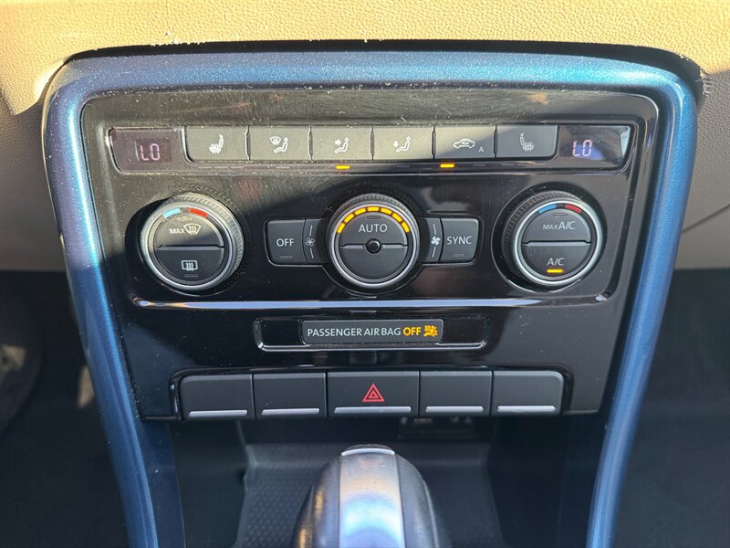 Used 2019 Volkswagen Beetle 2.0T SE FWD image 46