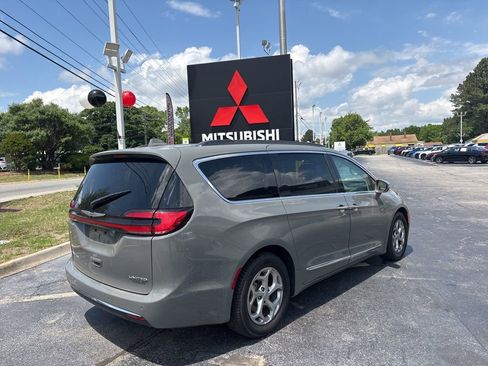 Used 2022 Chrysler Pacifica Limited FWD image 3