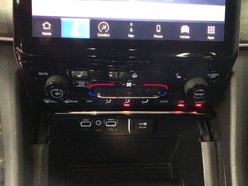 Used 2025 Jeep Grand Cherokee Limited image 21