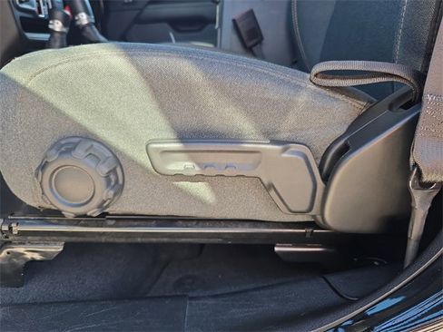 Used 2025 Jeep Wrangler Sahara image 15