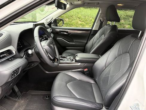 Certified 2025 Toyota Highlander Platinum AWD/4WD image 11