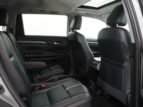 Used 2019 Toyota Highlander SE image 15