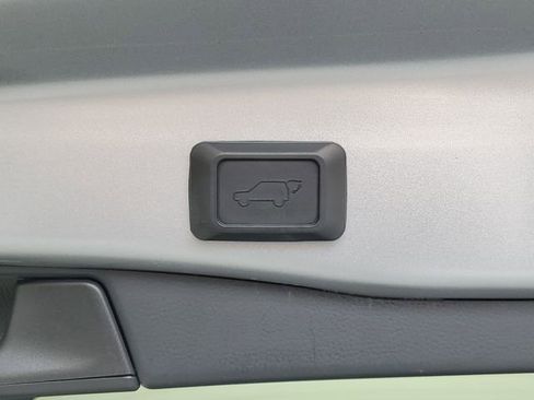 Used 2022 Toyota RAV4 XLE w/ Convenience Package image 12