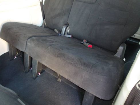 Used 2011 Chrysler Town & Country Touring FWD image 7