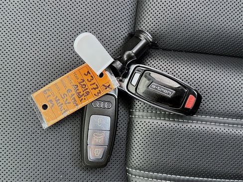 Used 2019 Audi e-tron Prestige w/ Prestige Package image 33