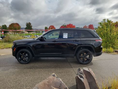 New 2025 Jeep Grand Cherokee Altitude w/ Trailer Tow Package image 11