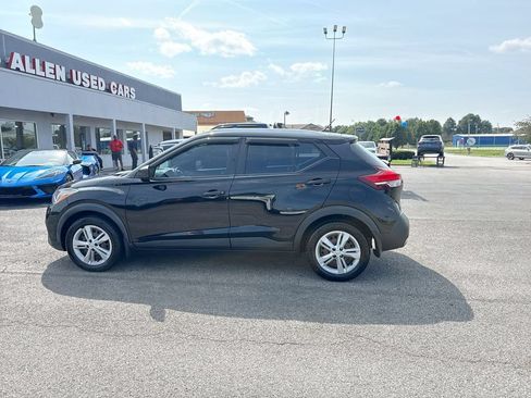Used 2019 Nissan Kicks S FWD image 3