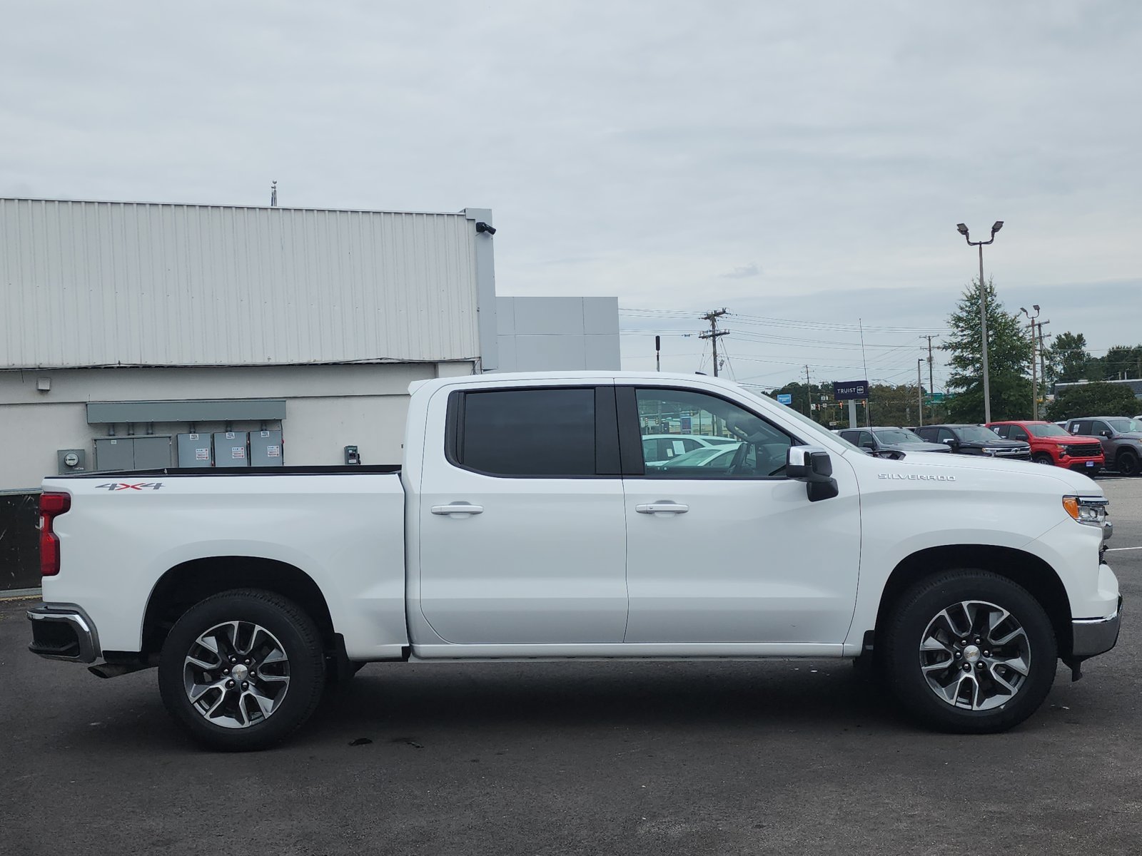 Used 2023 Chevrolet Silverado 1500 LT AWD/4WD image 6