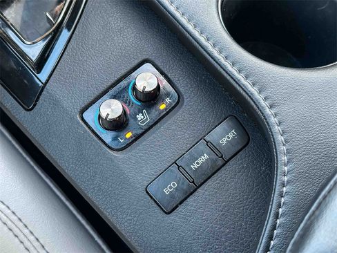 Used 2017 Toyota Avalon Limited image 32