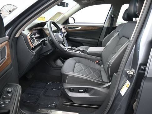 Used 2024 Volkswagen Atlas SE w/ Panoramic Sunroof Package FWD image 11
