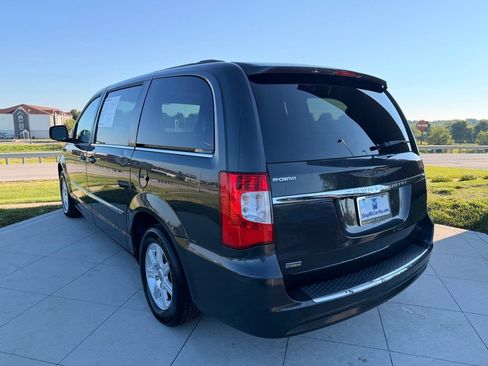 Used 2012 Chrysler Town & Country Touring w/ Entertainment Group #1 FWD image 7