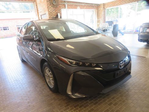 Used 2018 Toyota Prius Prime Premium FWD image 3