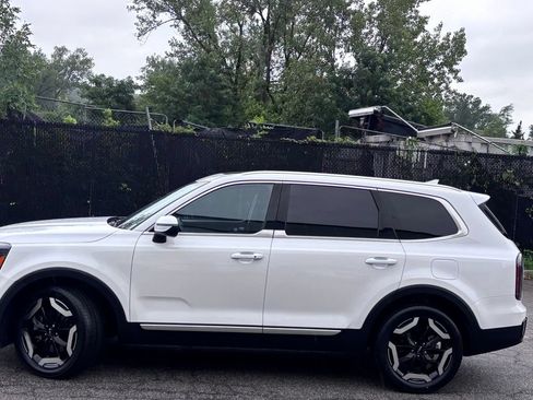 Used 2023 Kia Telluride EX w/ EX Captain's Chair Package AWD/4WD image 5