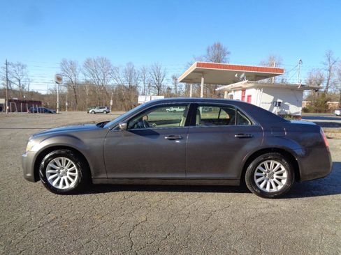 Used 2013 Chrysler 300 RWD image 8