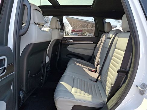 Used 2018 Jeep Grand Cherokee Limited AWD/4WD image 15