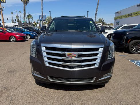 Used 2018 Cadillac Escalade ESV Luxury AWD/4WD image 2