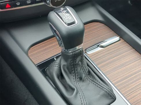 Used 2021 Volvo XC60 T5 Momentum w/ Premium Package image 30