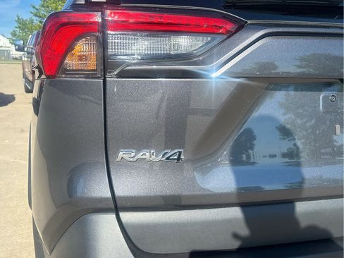 Used 2022 Toyota RAV4 XLE Premium AWD/4WD image 8