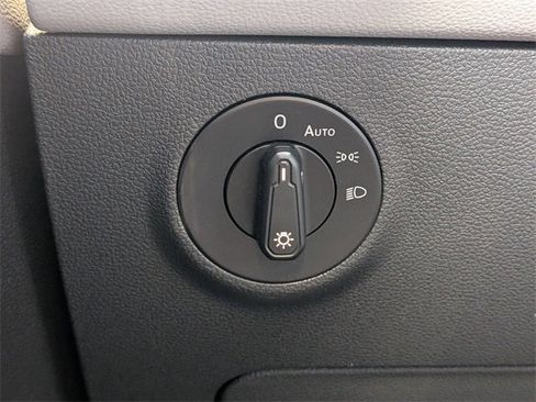 Certified 2024 Volkswagen Taos SE image 28