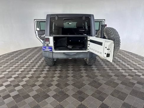 Used 2017 Jeep Wrangler Unlimited Rubicon AWD/4WD image 18