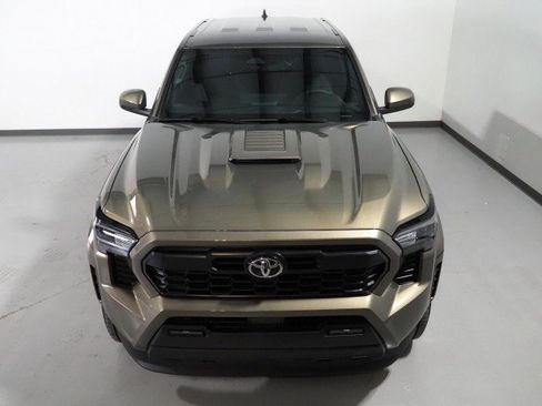 Used 2025 Toyota Tacoma TRD Sport image 9