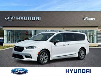 Used 2023 Chrysler Pacifica Limited FWD video 1