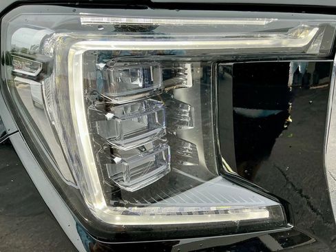 Used 2023 GMC Yukon SLT AWD/4WD image 8