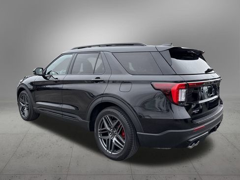 Used 2025 Ford Explorer ST image 3