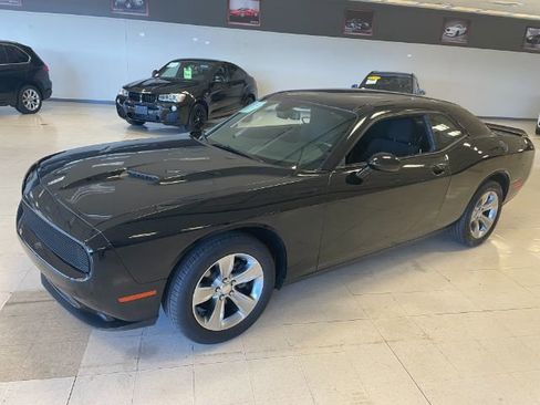 Used 2021 Dodge Challenger SXT image 2